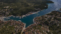 ATRAKTIVNO GRAĐEVINSKO ZEMLJIŠTE, MILNA-80 METARA OD MORA