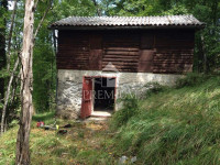 DRVENA LOVAČKA KUĆA SA TERENOM 8.971 m2, PRILIKA!