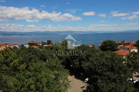 DVOETAŽNI STAN SA 2 TERASE I BALKONOM, BLIZINA CENTRA