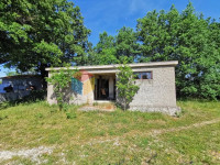 Građevinsko zemljište sa gospodarskom zgradom u malom selu nedaleko La