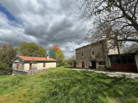 Imanje sa 3 kamene kuće i prostranom okućnicom od 18.450 m2 u mirnom i