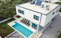 Novoizgrađene vile Kaštel Kambelovac - 300 m od mora