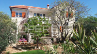 Pag, Potočnica - Kuća s tri apartmana i pogledom na more