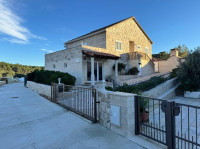 Povlja-Brač,Kuća samostojeća sa bazenom 220m2,80m od mora,416m2 plac
