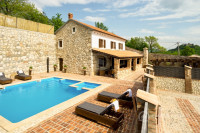 Prekrasna kamena vila sa bazenom