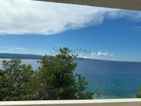 PRODAJA Omiš - kuća 180m2, prvi red uz more, mogućnost nadogradnje
