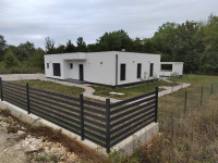Prodaje se moderna prizemnica od 125 m2 s bazenom i 1450 m2 vrta