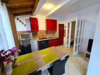 Rovinj,prizemlje;parking,mirna ulica 73,5m2+terasa 10m2