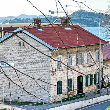 Renovirani dvoetažni stan u centru Šibenika, 55.00 m2